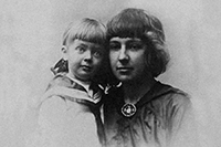 Marina Tsvetaeva with her daughter, 1917